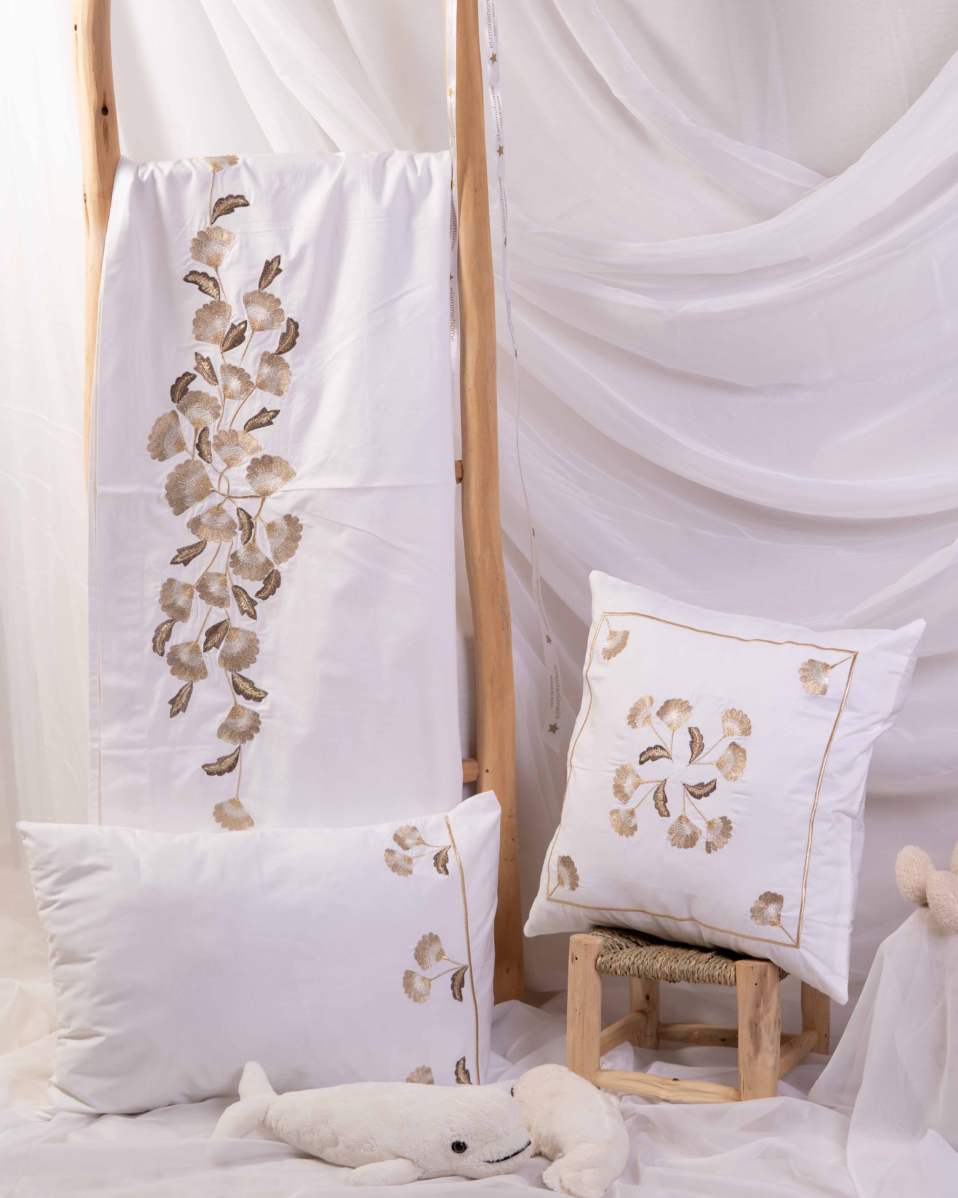 Parure de lit bébé brodé en coton blanc