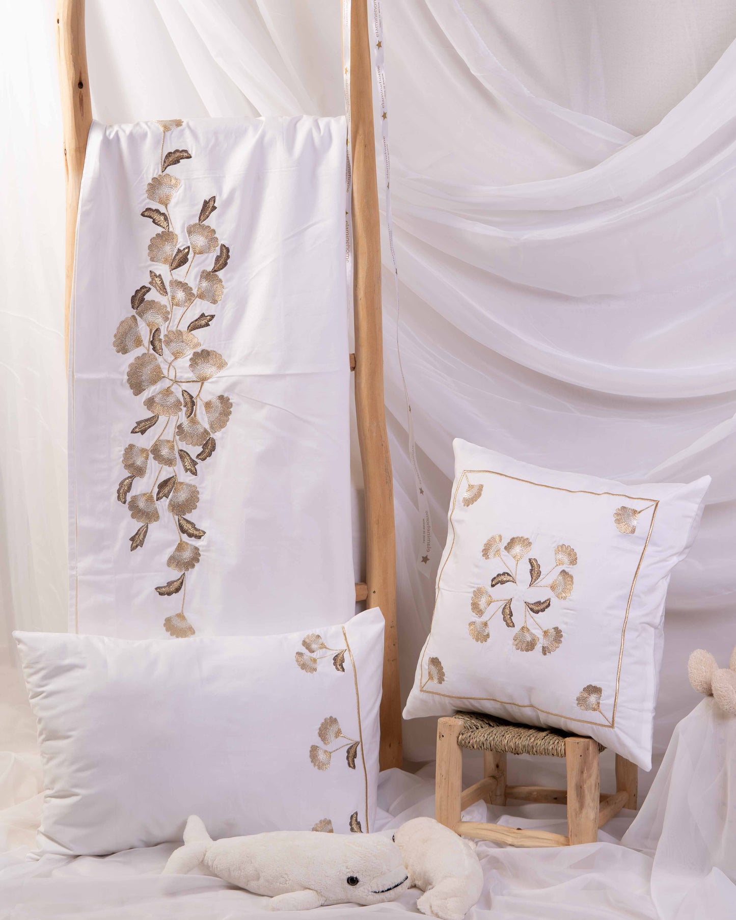 Parure de lit bébé brodé en coton blanc