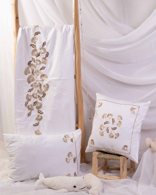 Parure de lit bébé brodé en coton blanc
