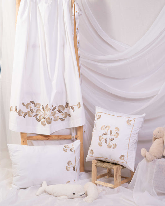 Parure de lit bébé brodé en coton blanc