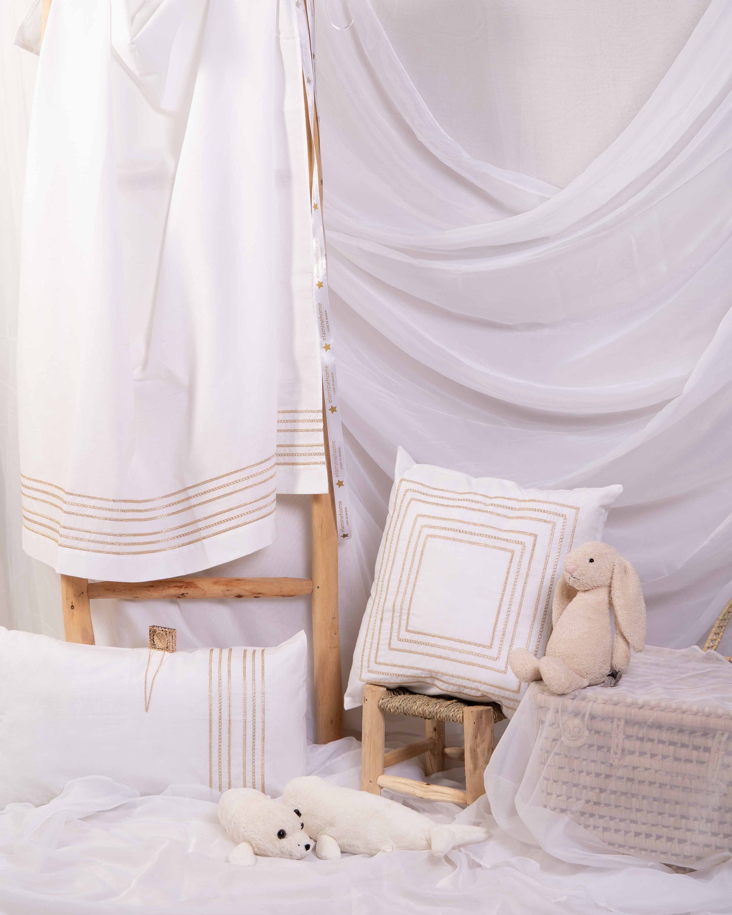 Parure de lit bébé brodé en coton blanc