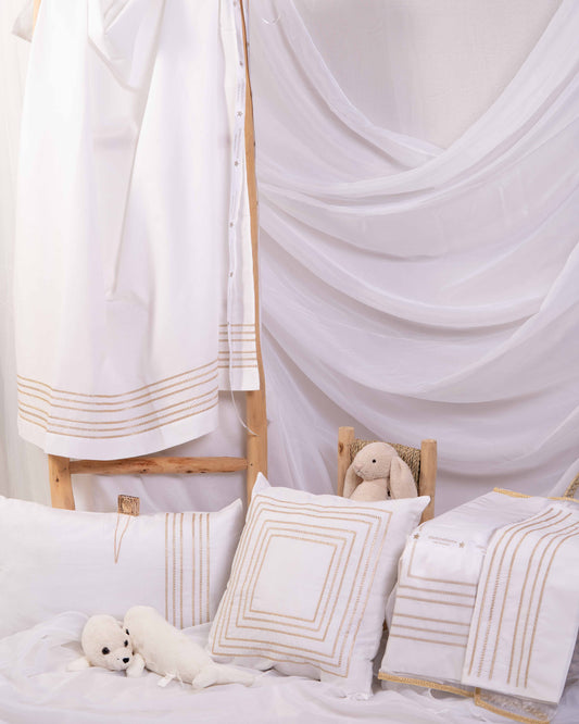 Parure de lit bébé brodé en coton blanc