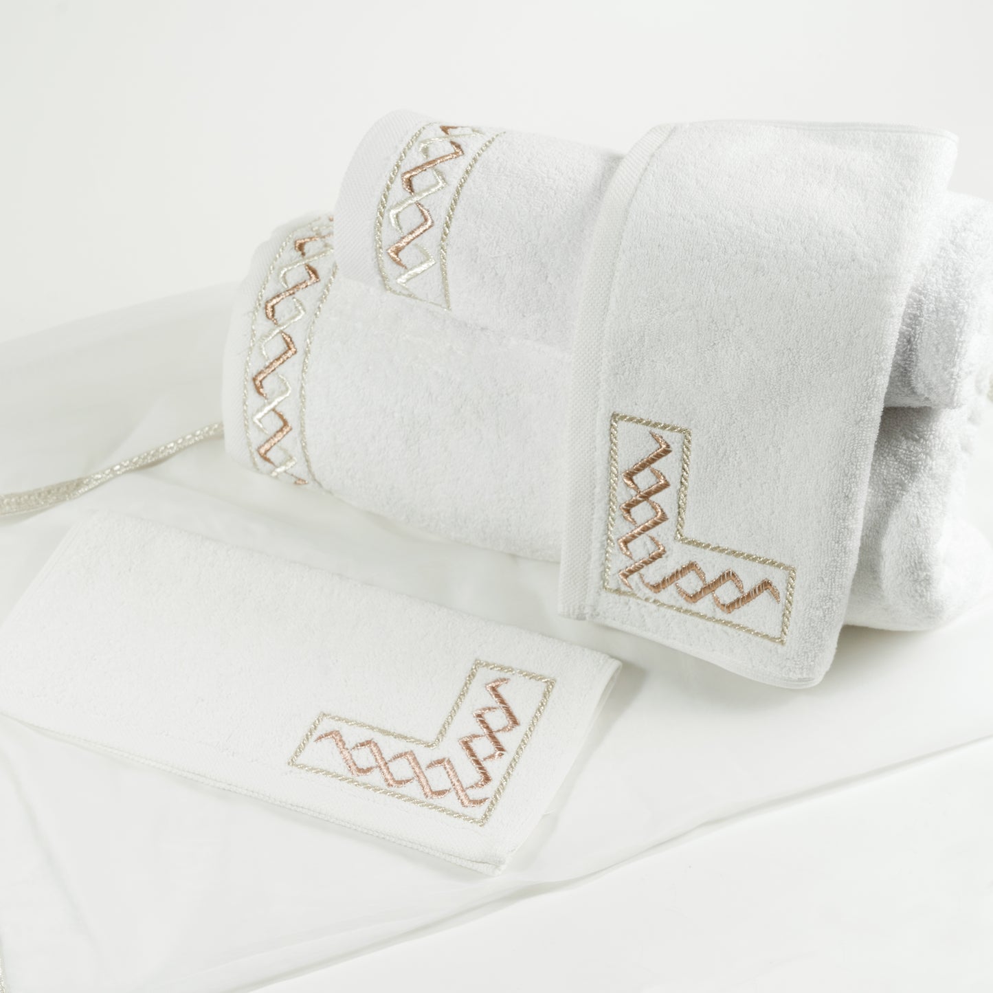 Pack de 4 serviettes brodées dans leur housse brodée 'Signature'